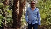 تیپ آبی علیرضا مهران در میان نخل ها + عکس