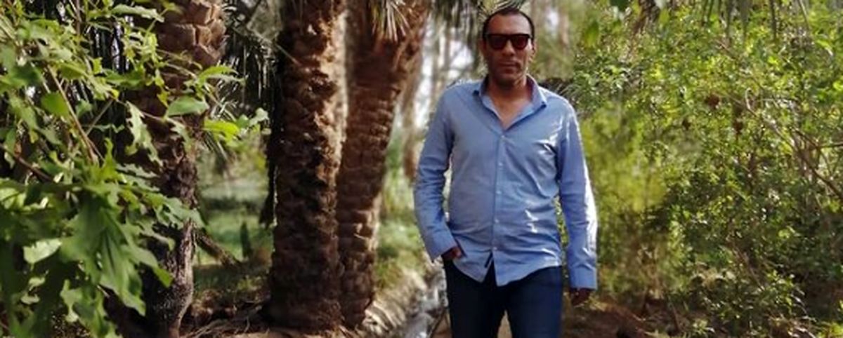 تیپ آبی علیرضا مهران در میان نخل ها + عکس