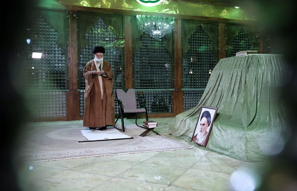 حضور رهبر انقلاب در مرقد مطهر امام راحل و گلزار شهدا