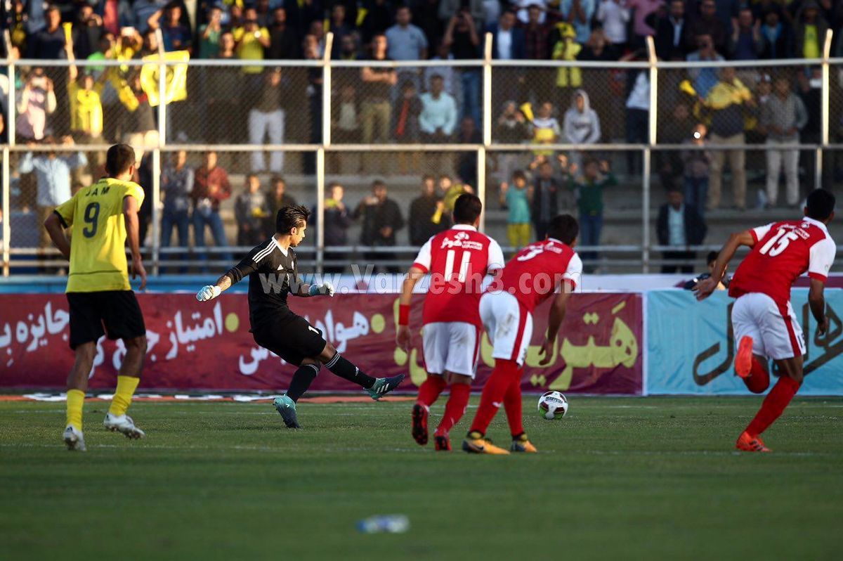 فیلم:: غش کردن کارشناس فوتبال در برنامه زنده