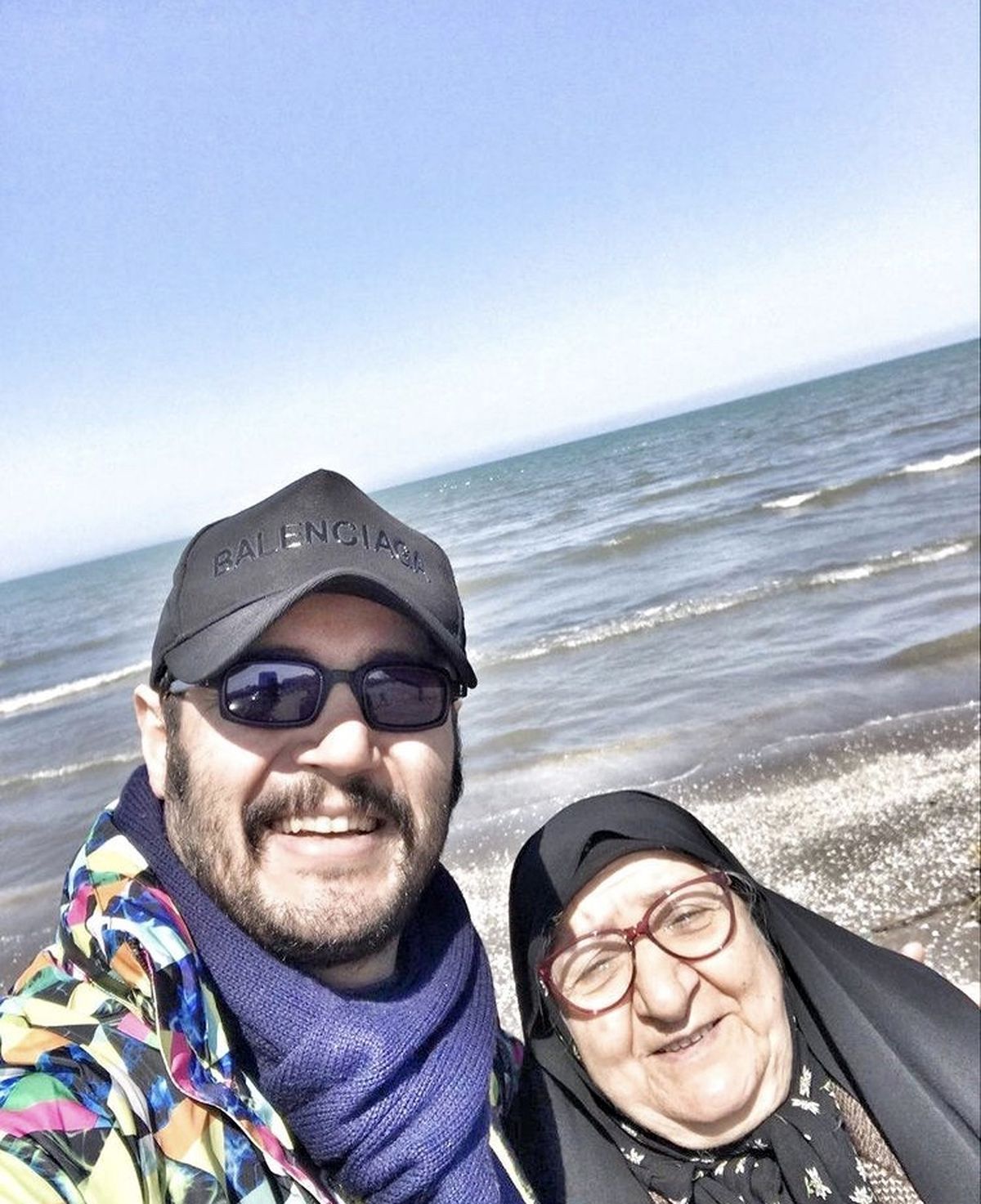 مهران رنجبر و مادر مرحومش در کنار دریا + عکس