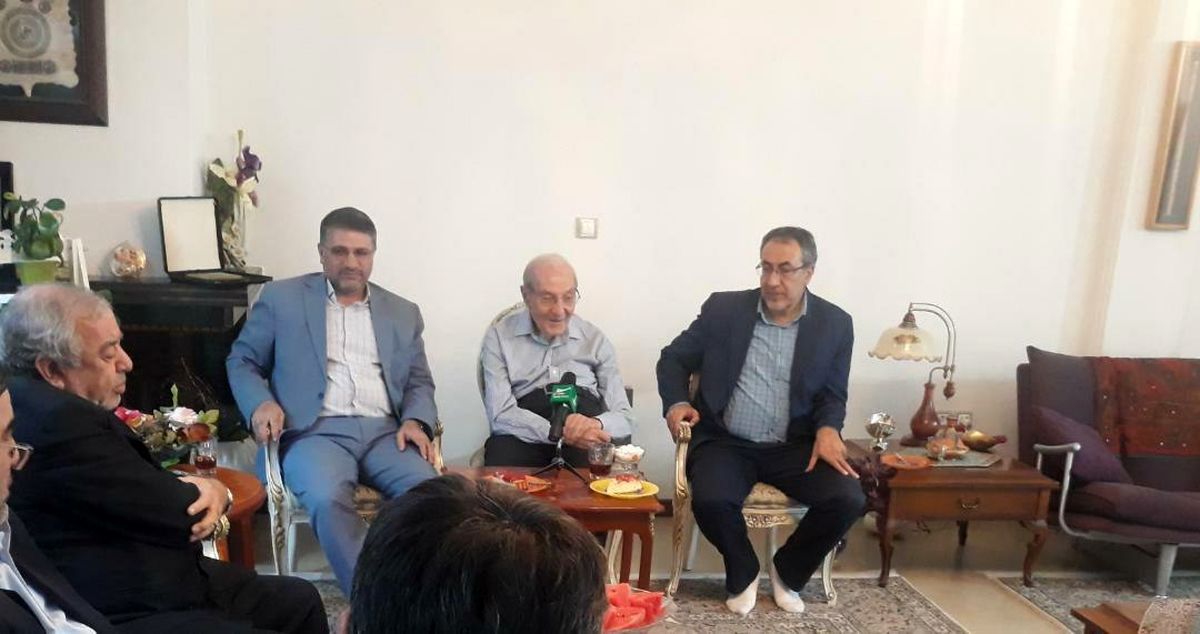 عیادت جمعی از مسئولان بسیج جامعه پزشکی از دکتر منوچهر دوائی به مناسبت روز پزشک 