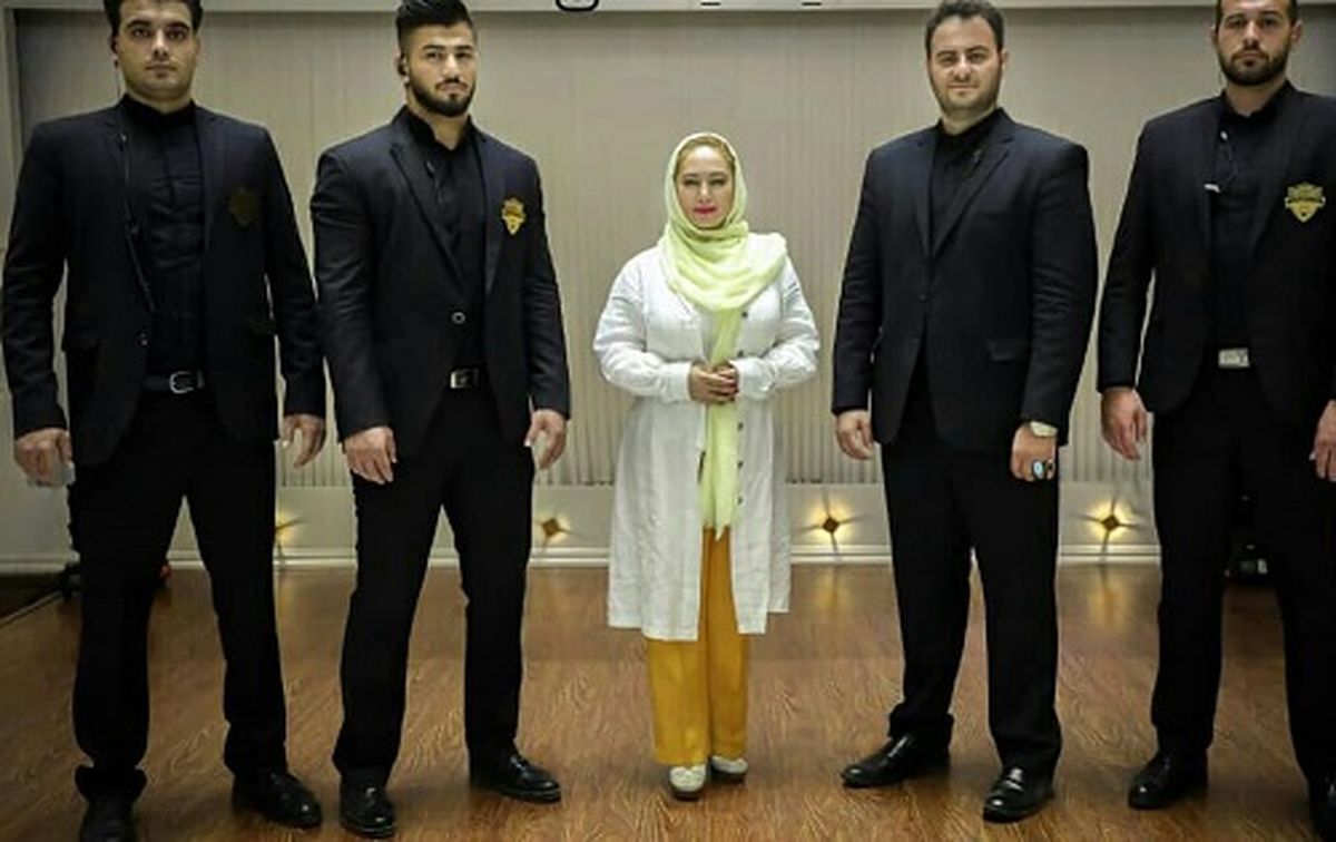 عکس خانم بازیگر میان چهار بادیگارد