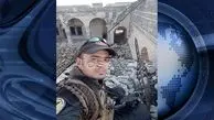سلفی جوان ‌عراقی در کنار آوار ضریحِ حضرت یونس