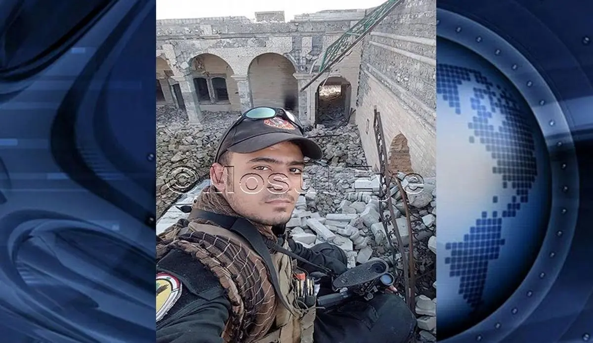 سلفی جوان ‌عراقی در کنار آوار ضریحِ حضرت یونس