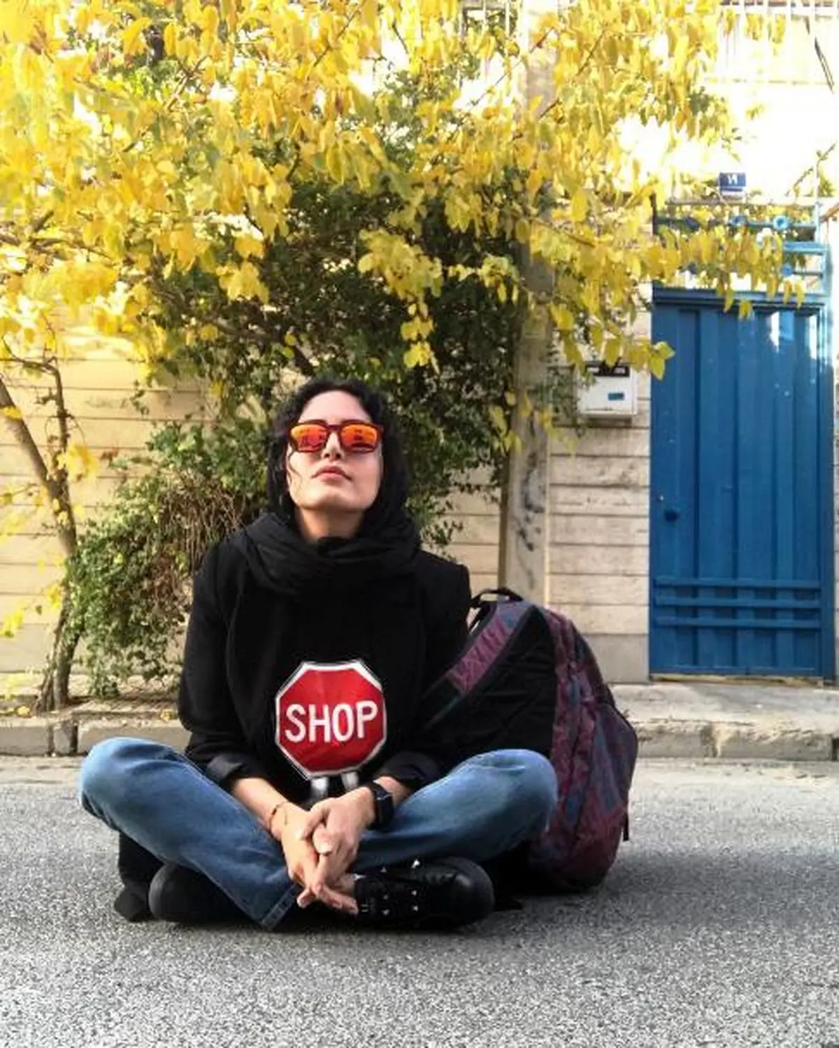 الناز شاکردوست با درِ آبى و درختِ زرد وسط خیابان!/ عکس