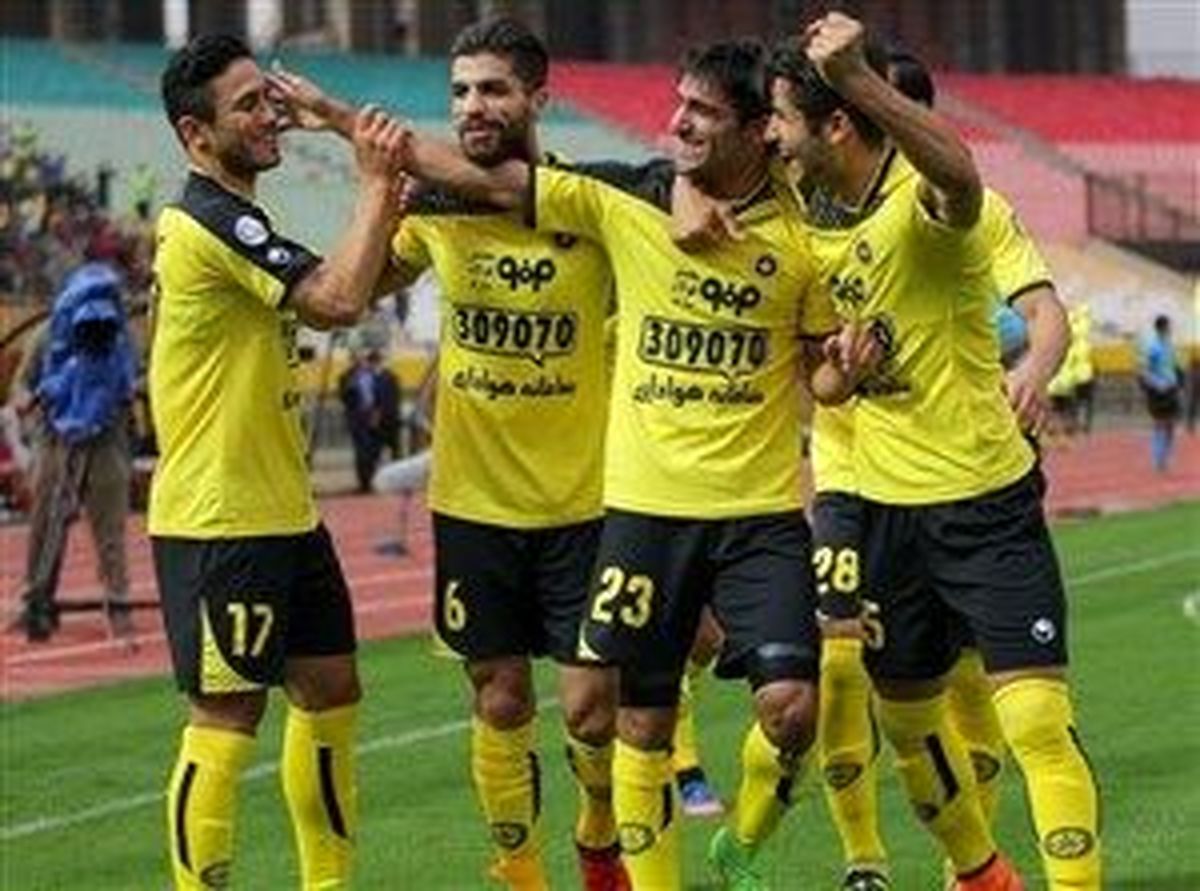 سپاهان 10 نفره به صدر رسید