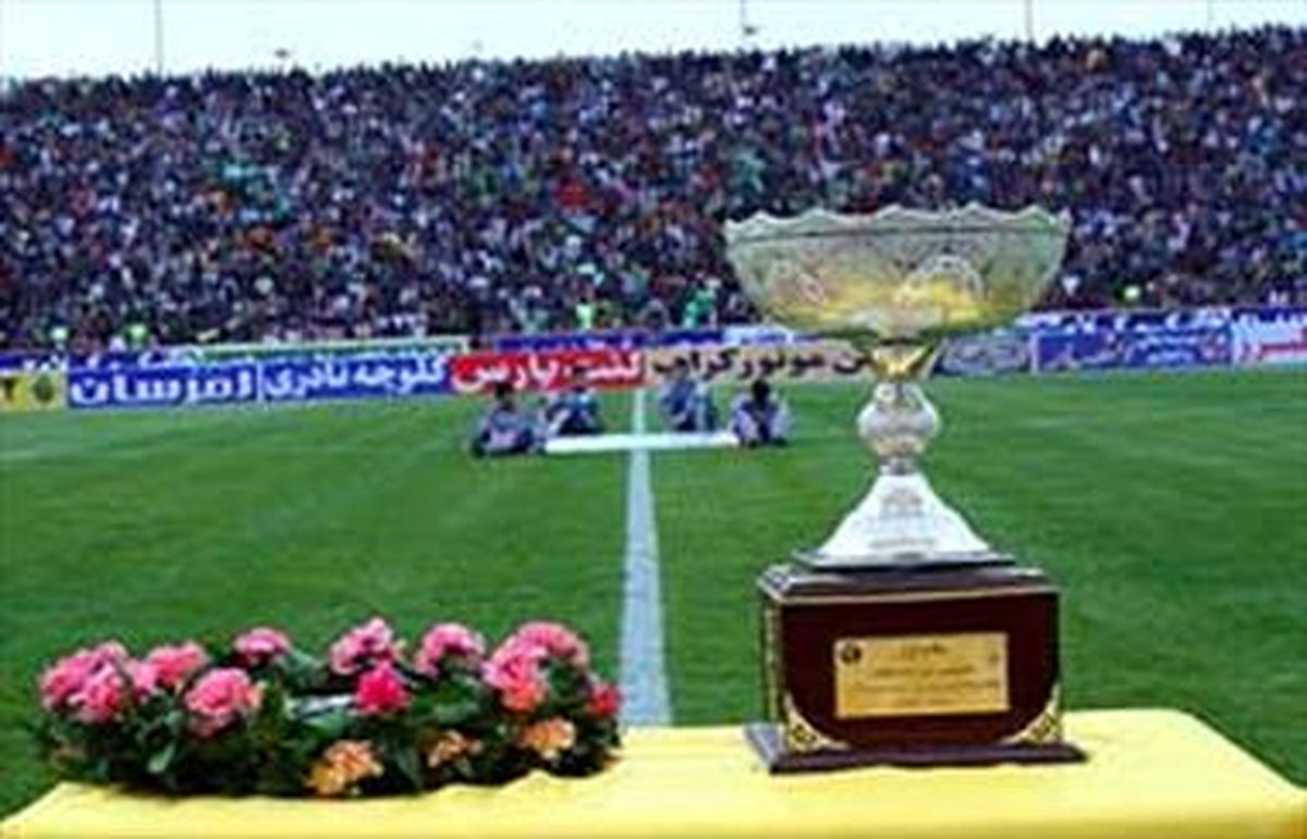 اهدای جام قهرمانی از سوی وزیر و رئیس فدراسیون فوتبال