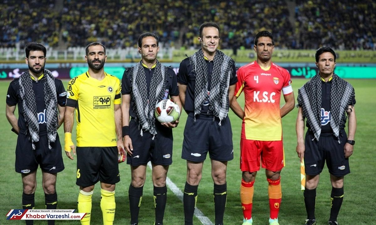 فولاد برای پرسپولیس بازی می‌کند