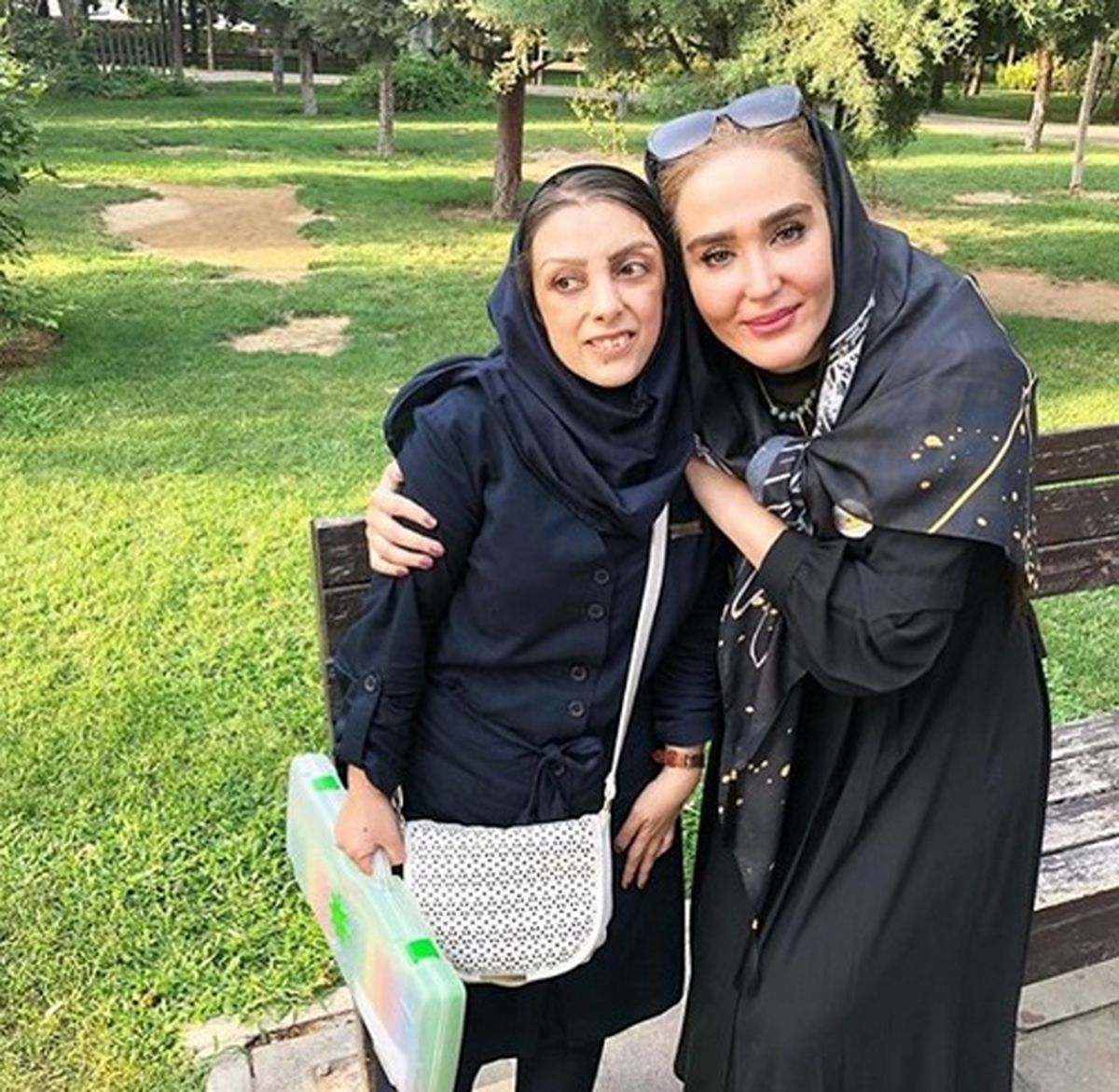 عکس مهربان بازیگر دردسرهای عظیم با خانم کارآفرین در پارک