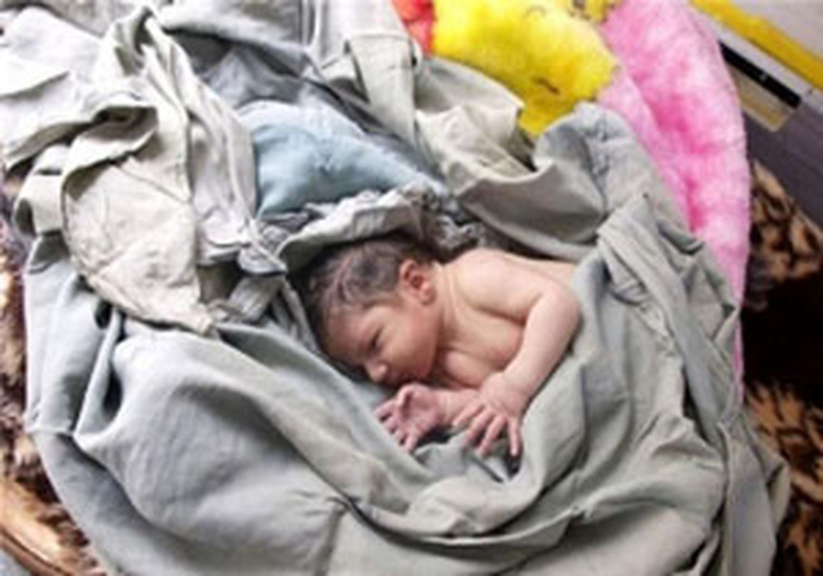 نوزاد کارتن خواب بر اثر سرما به خواب ابدی فرو رفت