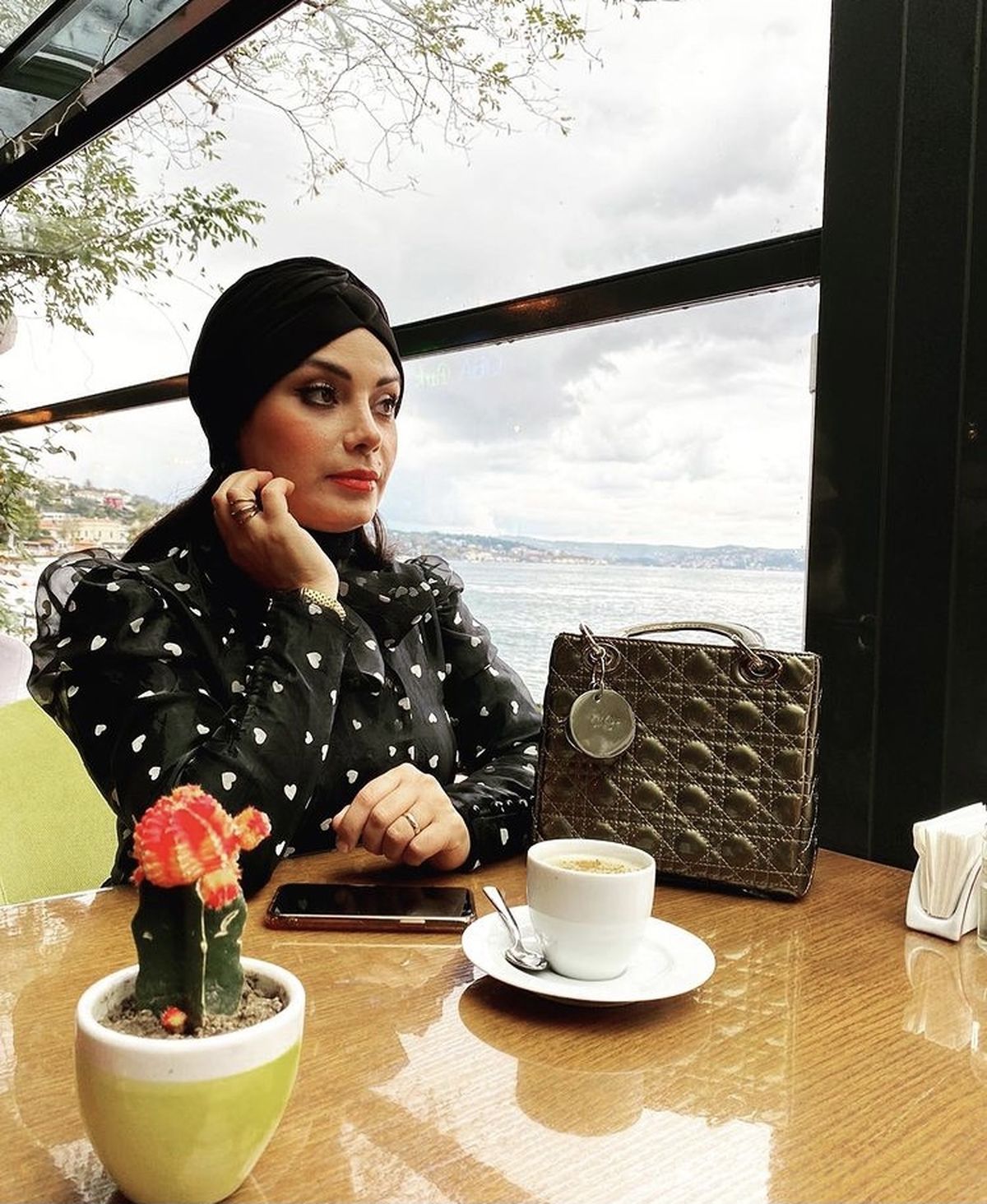 صبا راد در کافه های استانبول + عکس
