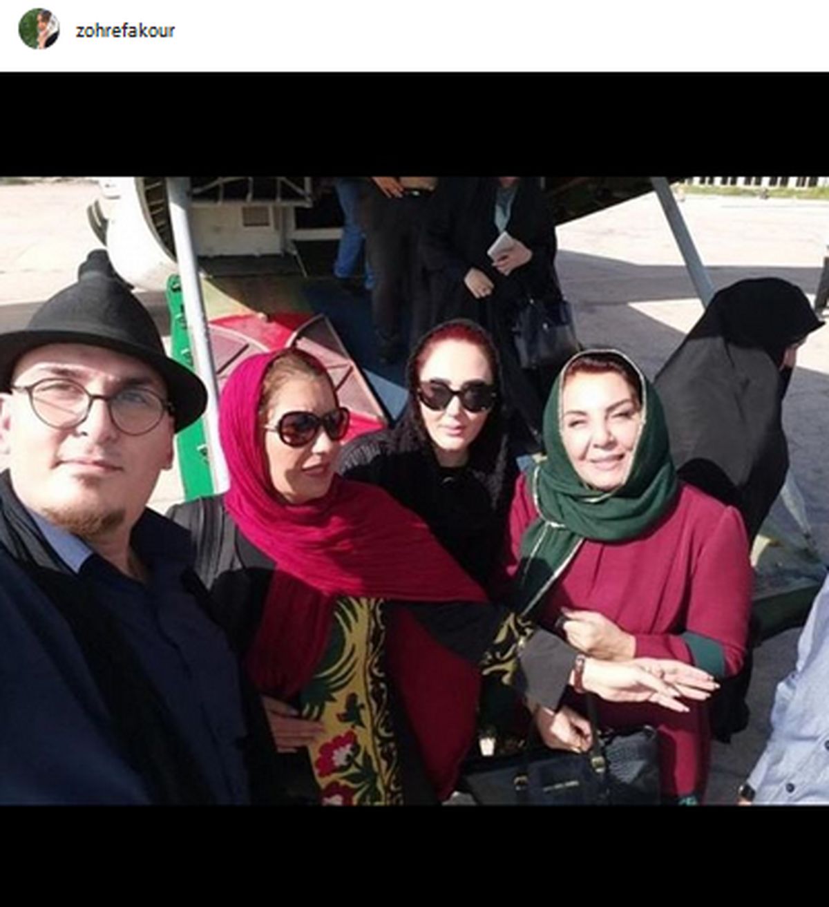 زهره فکور صبور و فریبا باقری در کنار هواپیمای جنگی