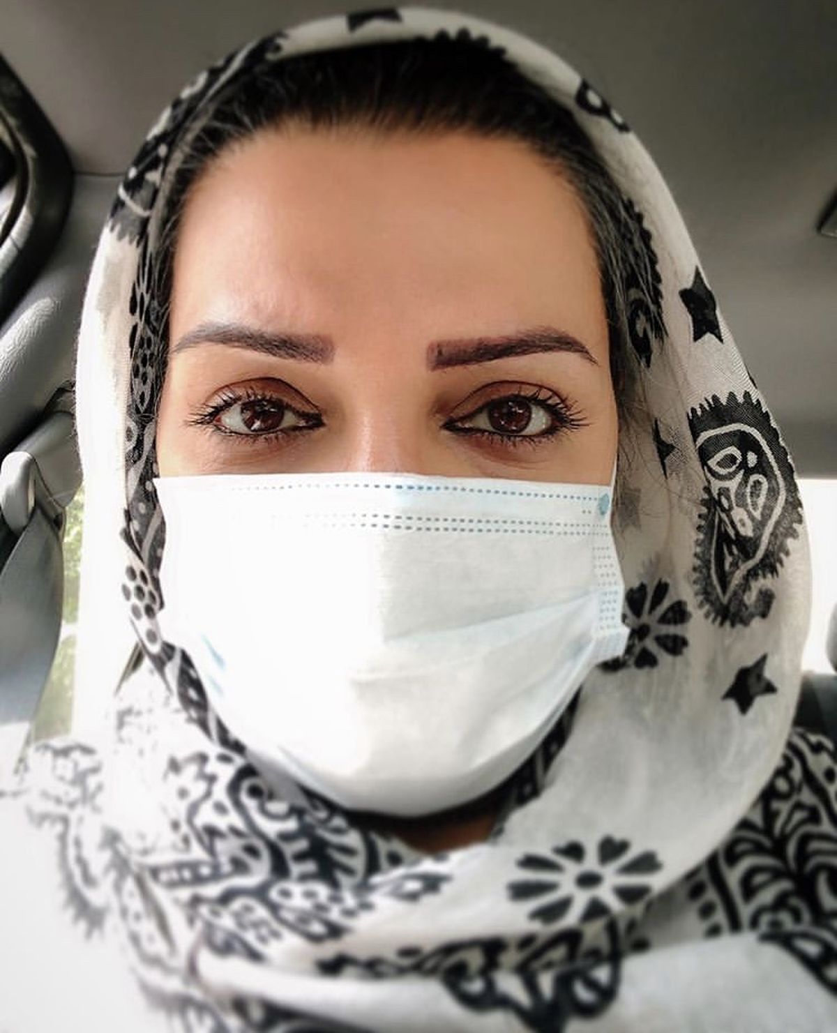 الهام پاوه نژاد با ماسک در تاکسی + عکس