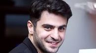 «علی ضیاء» غرق در موبایلش/عکس