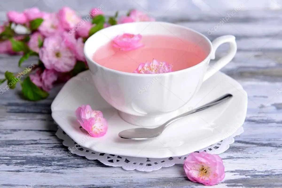 در چایتان چند گلبرگ گل محمدی بریزید 