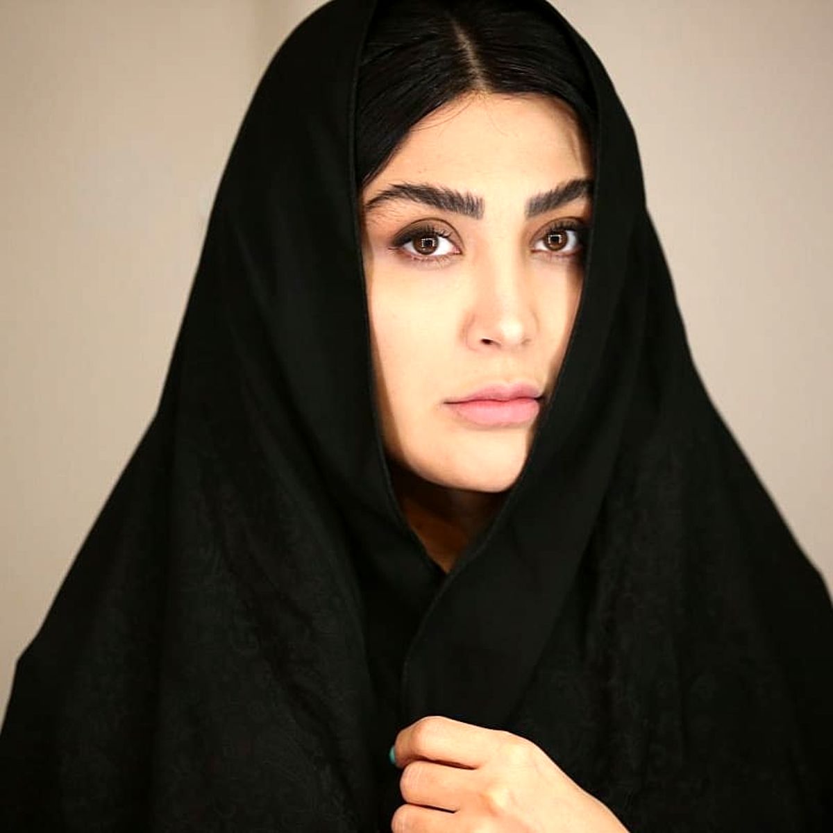 عکس سیاهپوش بازیگر زن "سه دونگ سه دونگ"