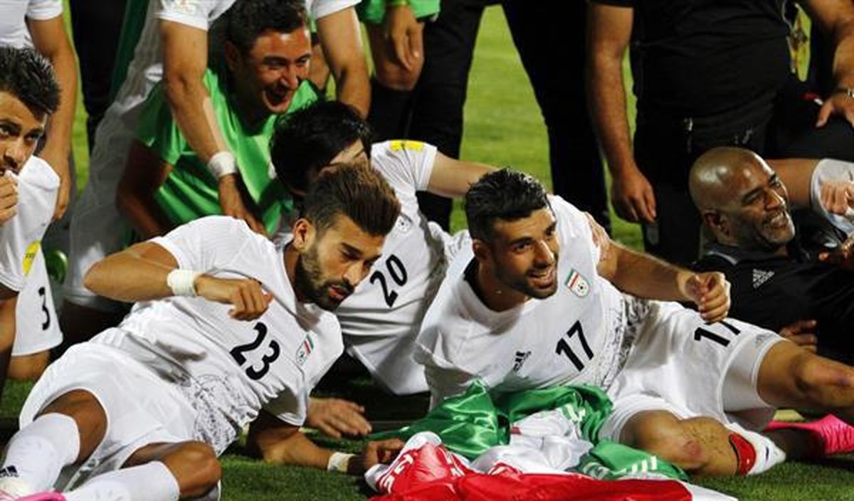 اقدام جالب یک هوادار برای سلفی گرفتن با شاگردان کی روش! / عکس