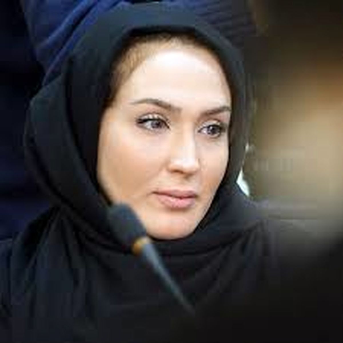زهره فکور صبور با لباس عجیب در اتاق عمل/ عکس