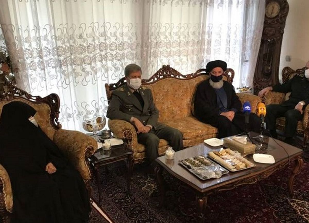 حضور وزیر دفاع در منزل شهید فخری‌زاده