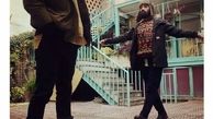 نوید محمدزاده و دوستش در حیاط ساختمانی قدیمی + عکس