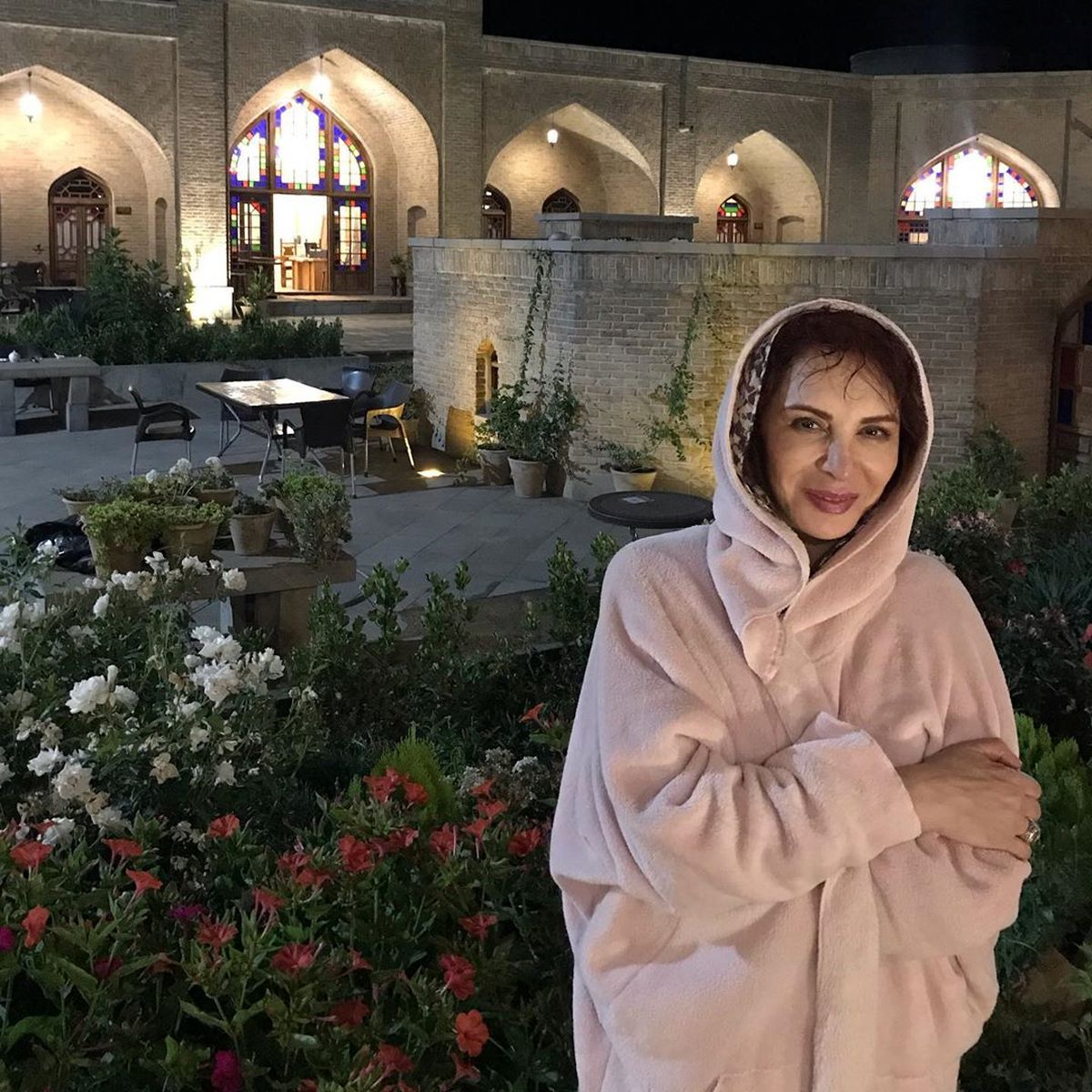 لباس عجیب افسانه بایگان در کاروانسرای تبریز+عکس