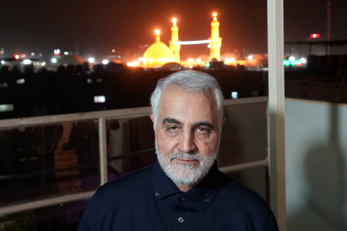 تصویر کمتر دیده شده از سردار سلیمانی در کربلا!