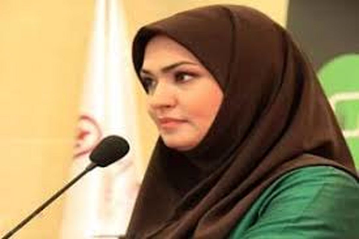 خانم مجری شاد و سرحال در کنار یارش