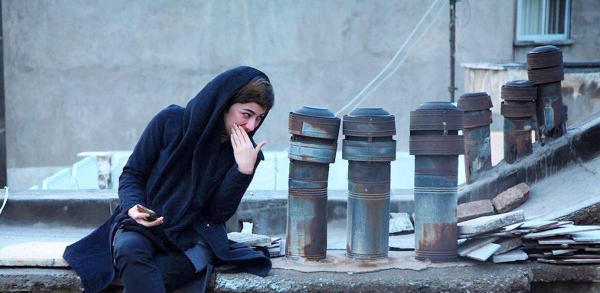عکس سرخوشانه ویدا جوان در پشت بام با دودکش ها