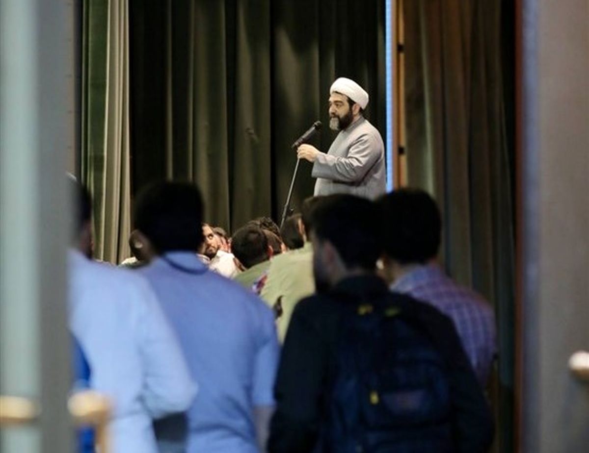 در کلاس های این روحانی جای سوزن انداختن نیست !