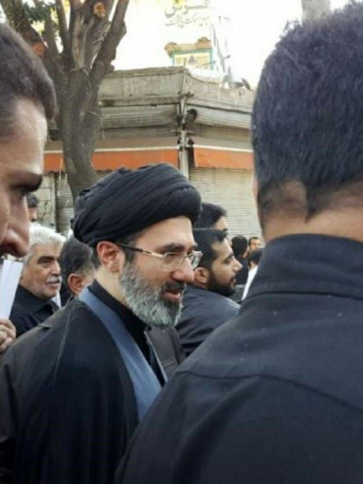 سلفی گرفتن با «سید مجتبی خامنه‌ای» در مراسم ختم+عکس