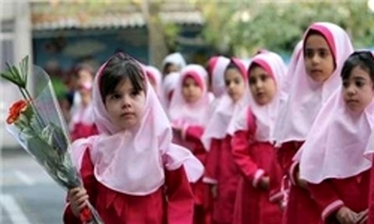 وقتی مدارس دانش آموزان را مجبور به خرید روپوش می کنند! 
