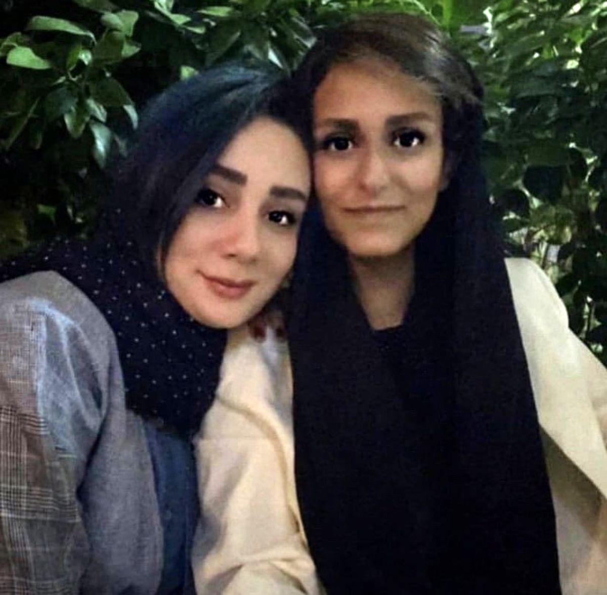 دختر مهرانمدیری در آغوش دوستش + عکس