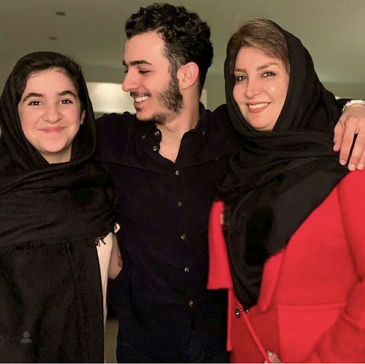 شادی علی شادمان در کنار مادر و خواهرش + عکس