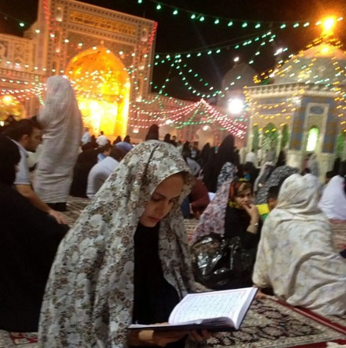 حضور خانم بازیگر در حرم امام رضا(ع)