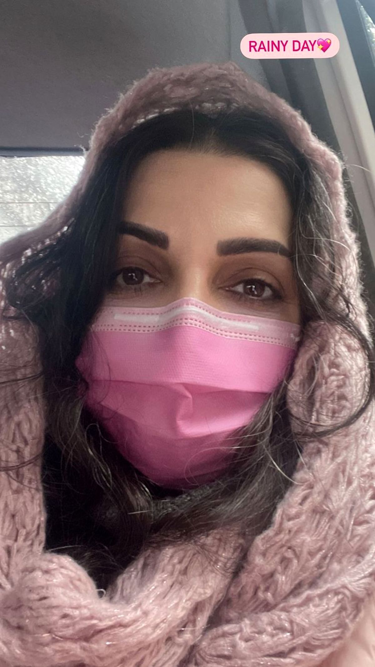 روز صورتی و بارانی الهام پاوه نژاد + عکس