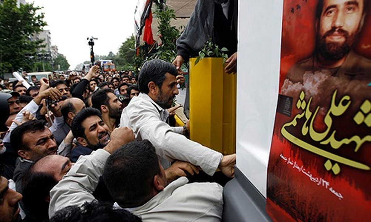 احمدی نژاد روي سن!؟/ به جاي محسن رضایی، از عراقچی براي سخنران دعوت مي كرديد