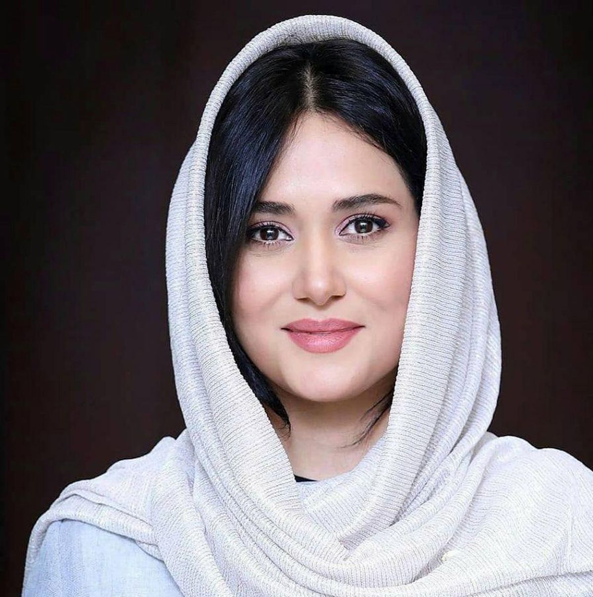 پریناز ایزدیار با شالی زیبا