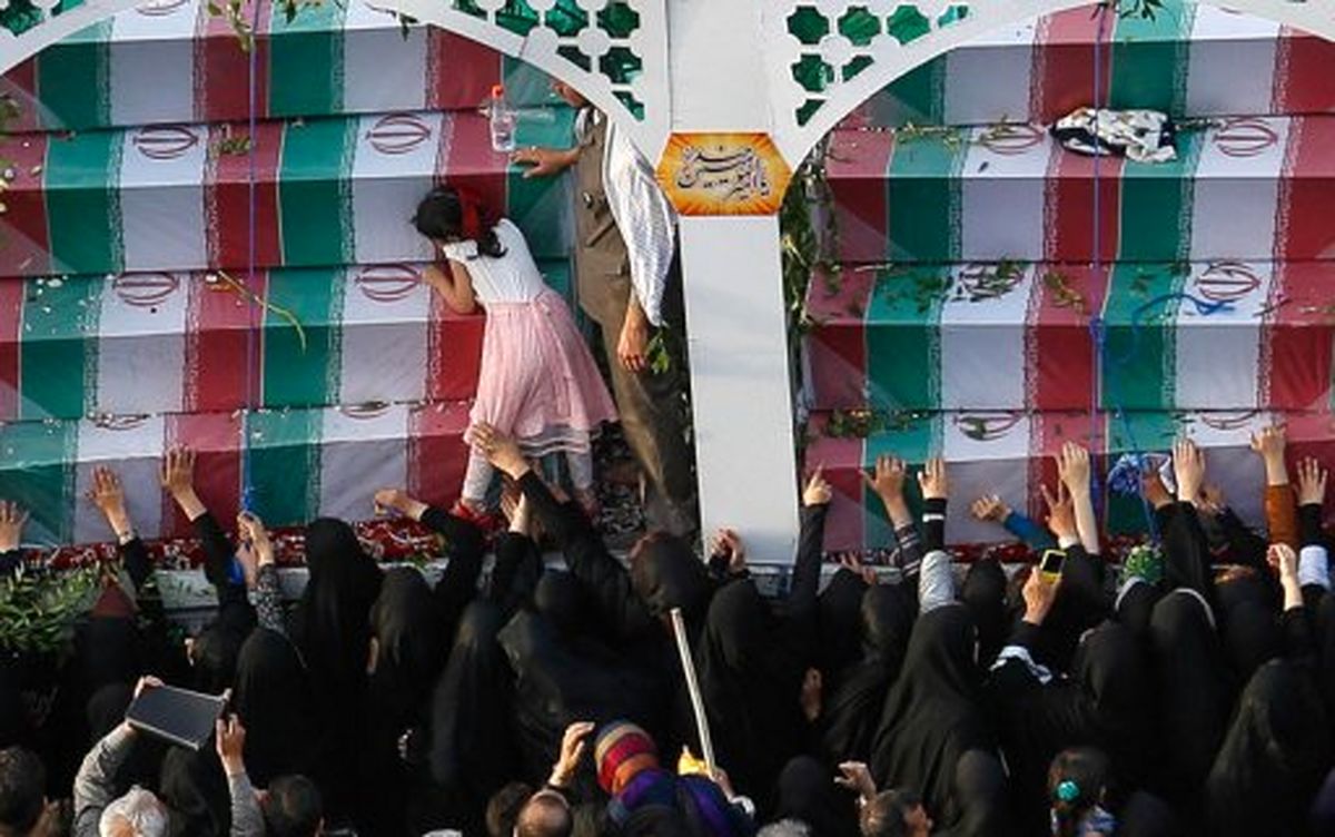 9دی عزتمندی/ رضایی:با دستان بسته هم تسلیم نمی شویم/ امام خامنه اي: بشارتهاي ترديد ناپذير بر دلهاي بيدار+ تصاوير حاشيه