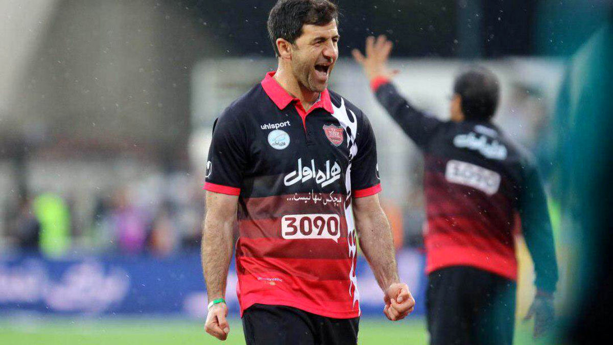 کریم باقری پشت هواداران پرسپولیس درآمد
