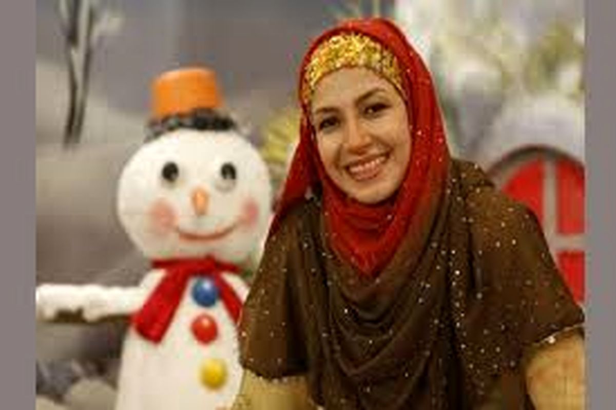 خاله شادونه در کنار عروسک‌های بانمک