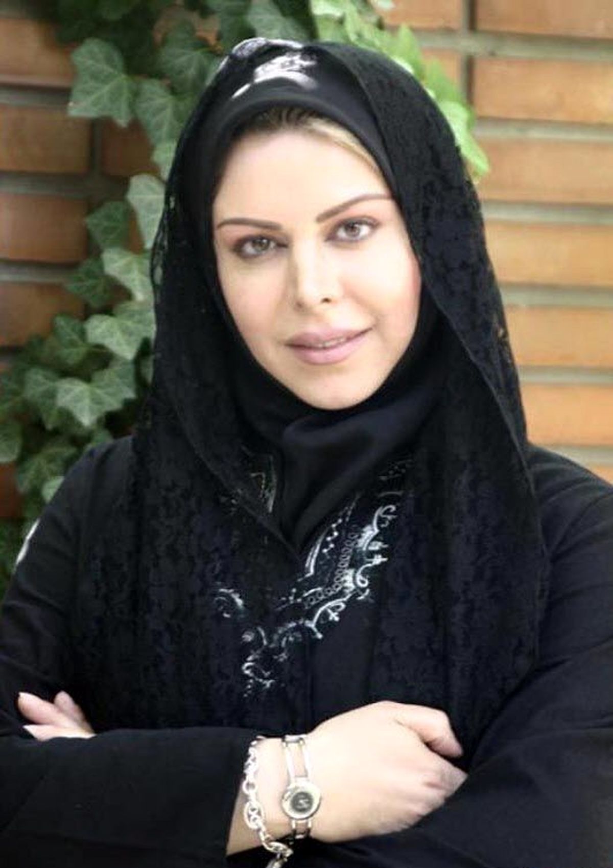 بازیگر زن ایرانی در اعتراض به تحریم‌ها کفش‌های مارک خود را دور انداخت!