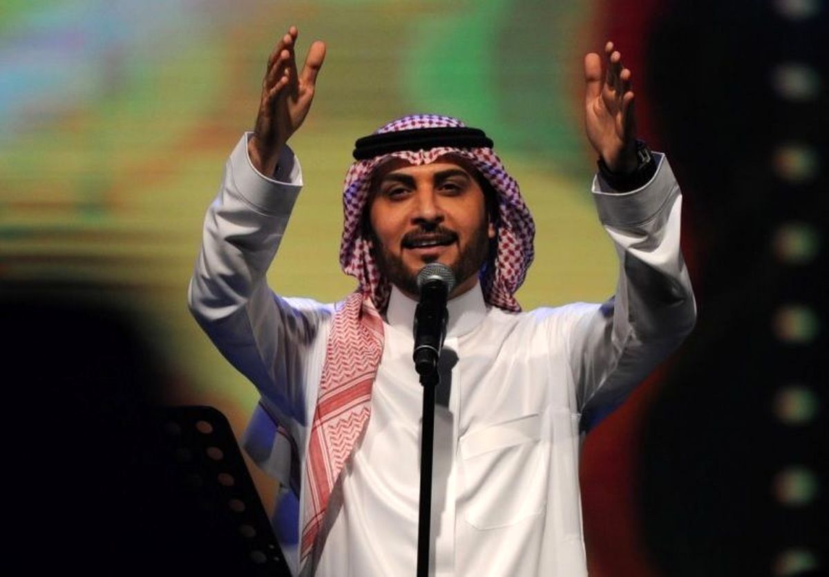 دختری با روبند خواننده مرد را در آغوش گرفت+عکس