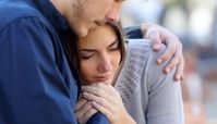 8 توصیه برای دلداری دادن به خانواده عزادار و کاهش بار غم آن ها
