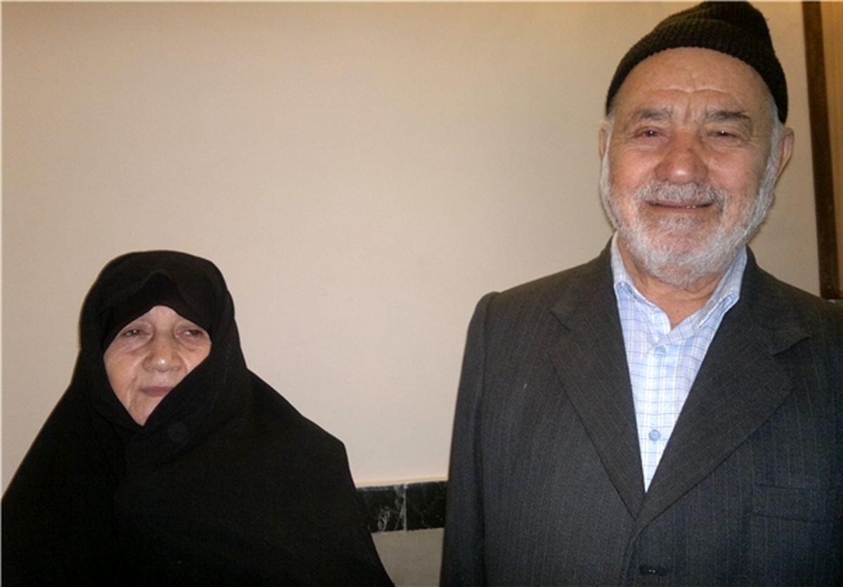 این پدر و مادر ۲۸ سال است که چشم انتظار آقا معلمند+ عکس