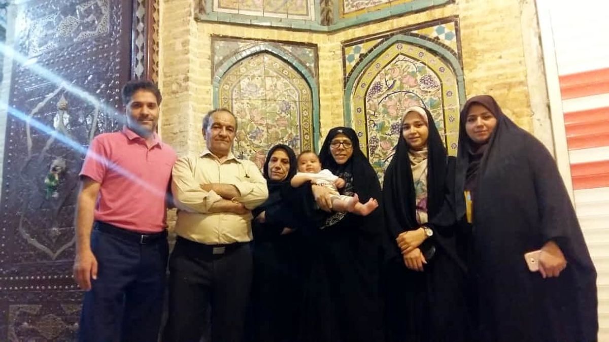 گوینده پیشکسوت و خانواده در سفر