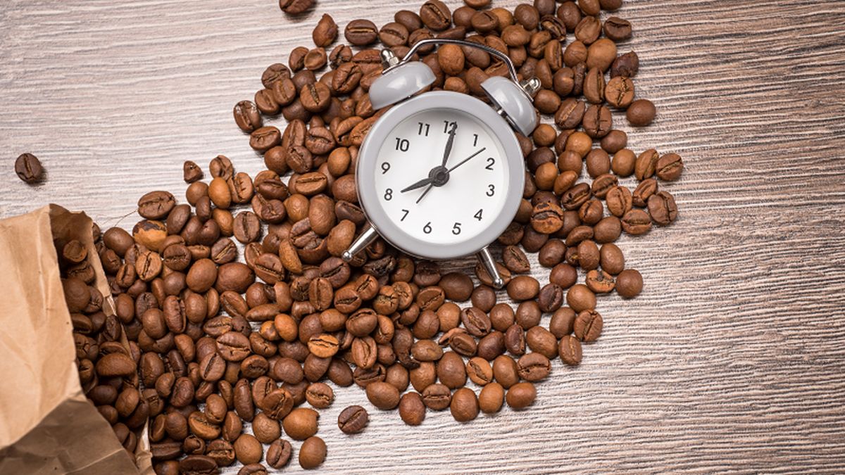 چه موقع قهوه بنوشیم؟ بهترین زمان صرف قهوه برای معتادان کافئین