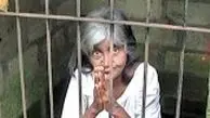 پیرزن 92 ساله‌ای که سال‌ها در محل نگهداری حیوانات حبس شده بود+ عکس