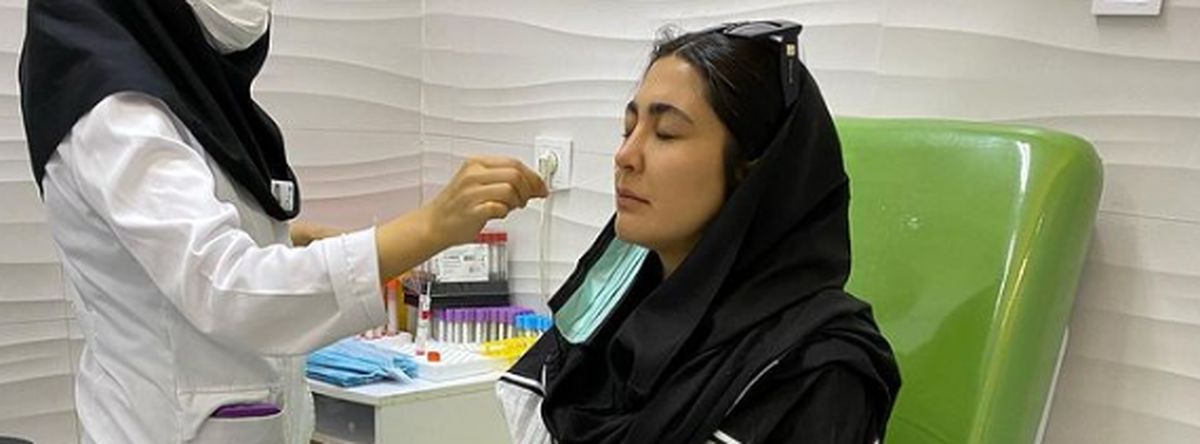 مریم معصومی در حال دادن تست کرونا + عکس