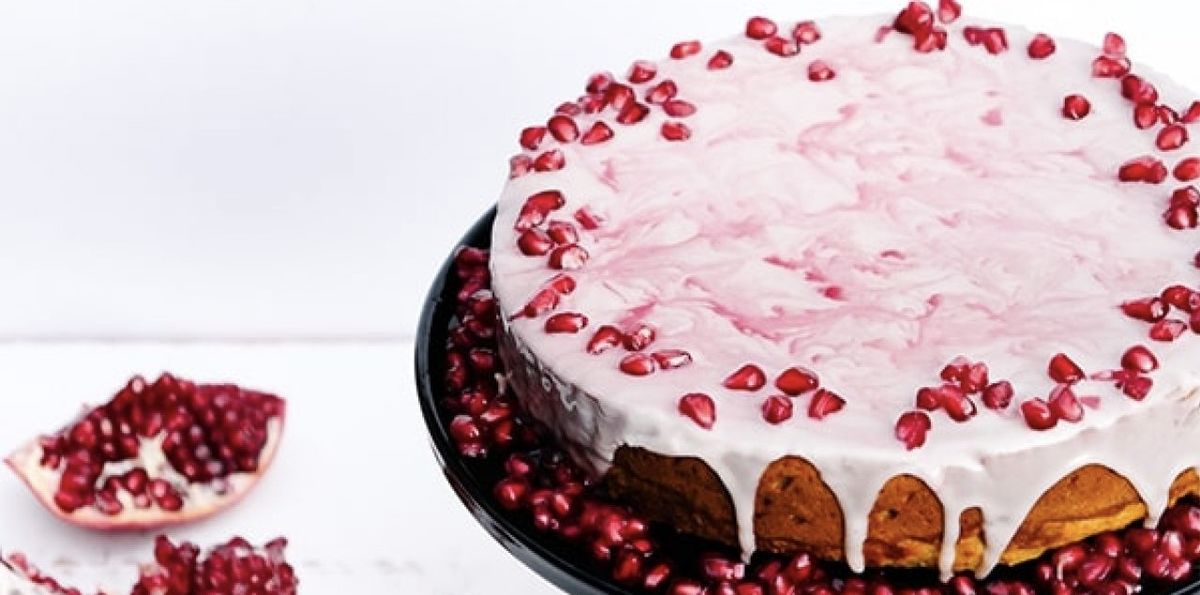 طرز تهیه کیک انار برای شب یلدا با چند دستور مختلف